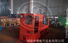 山西3噸湘潭架線式電機車裝車發往湖北