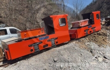 貴州一批5噸湘潭鋰電池電機車抵達礦山現場