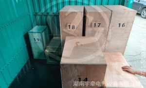 國外客戶采購的湘潭井下電機車配件裝車發貨